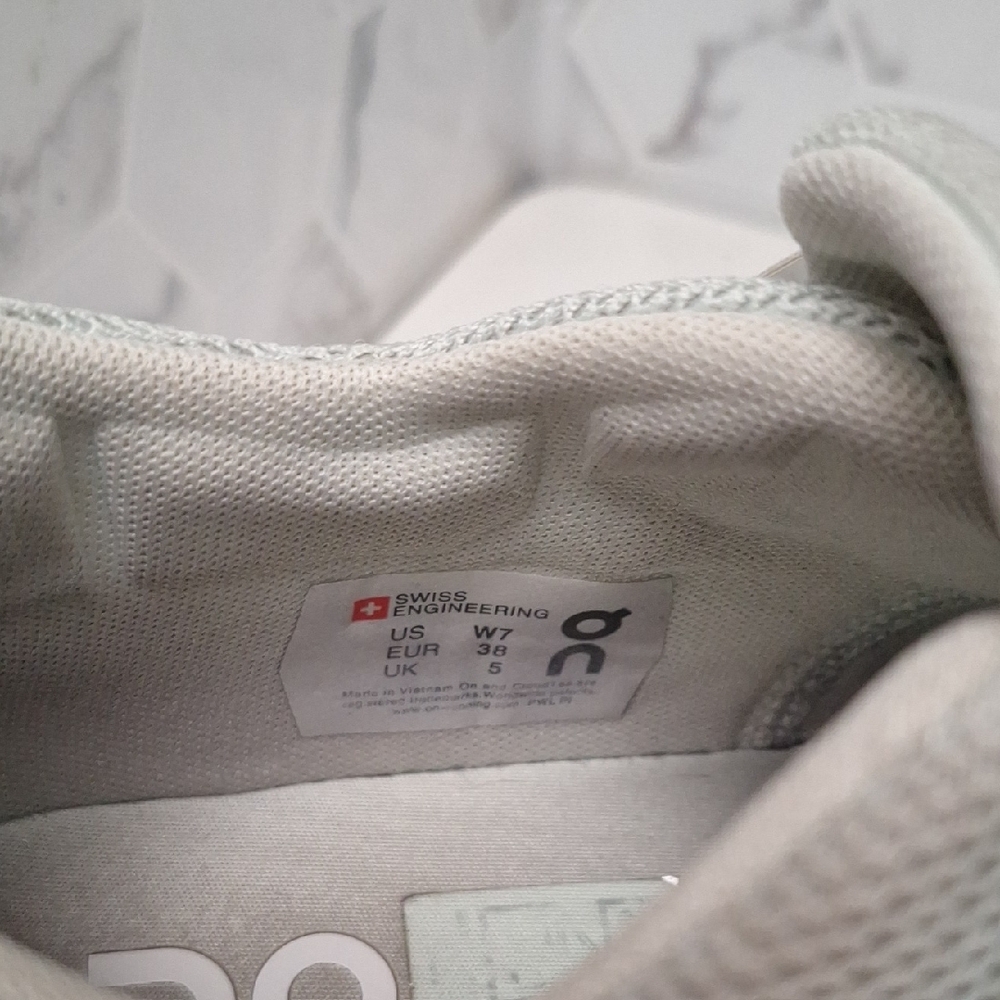 On Running The Roger Advantage White Leather Trainer Running Shoes Womens Size 7 - Picture 7 of 15